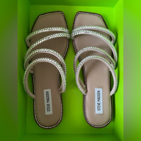 Women’s Steve Madden Sandals Flats.  Perfect for summer wedding! - Picture 2 of 5
